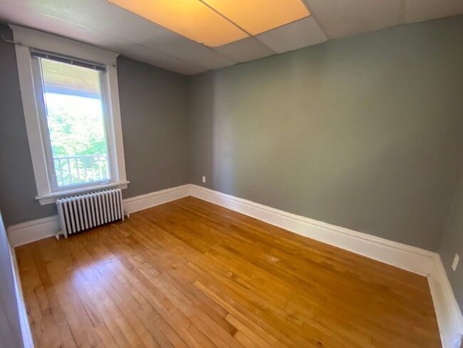 Building Photo - 920 E 5th St