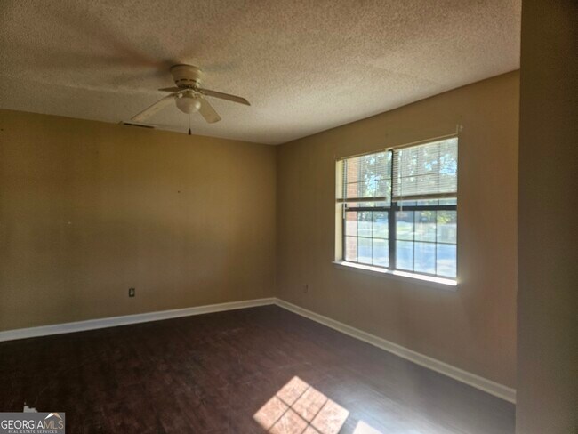 Building Photo - 818 Robin Hood Trail