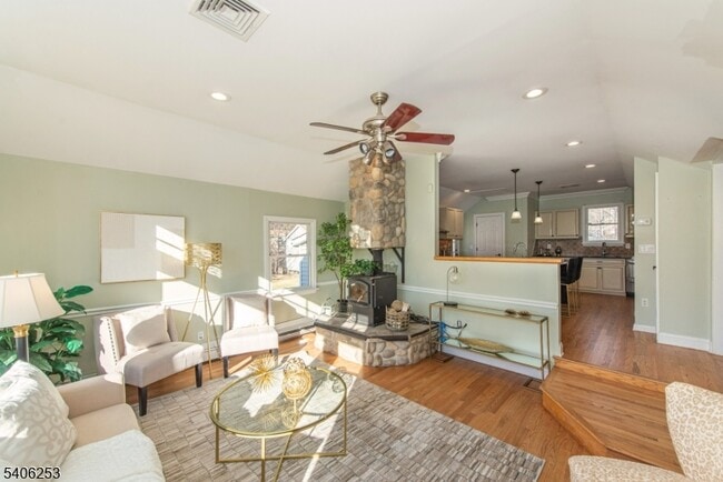 Building Photo - 414 Mineral Springs Dr