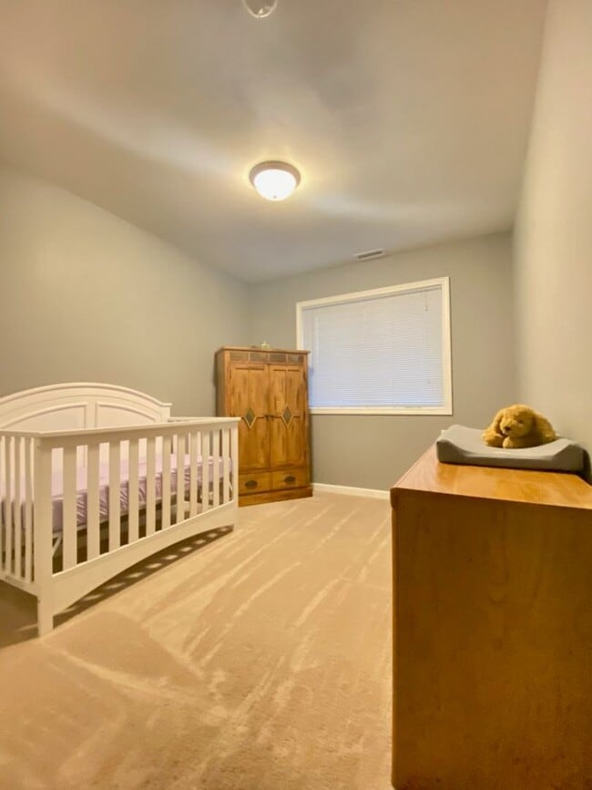 Building Photo - 401 E Peter Ln