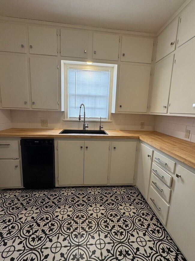 Building Photo - 506 NW Fort Sill Blvd