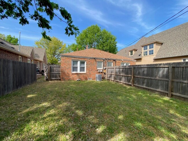 Building Photo - ADORABLE duplex in fantastic Brookside loc...