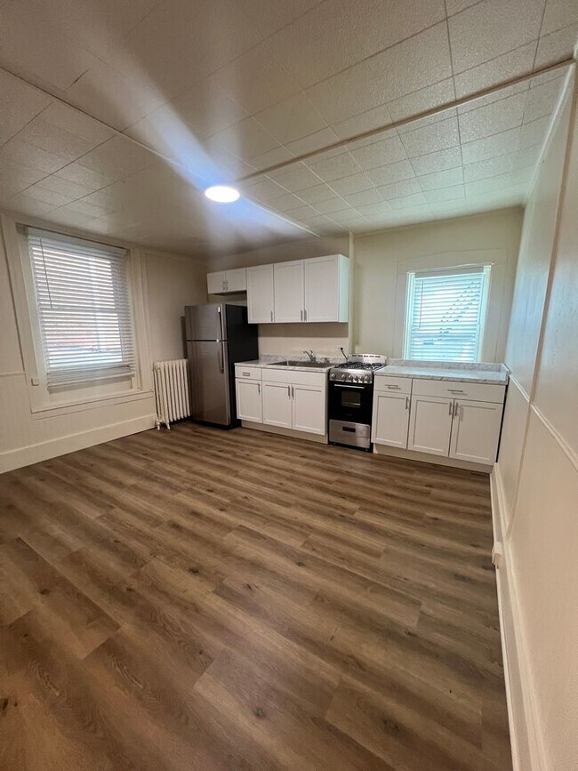 Building Photo - 114 S Queen St