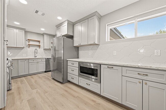 Building Photo - 1611 Drexel Dr