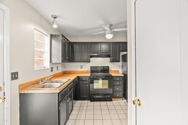Building Photo - Townhouse in Maumelle!