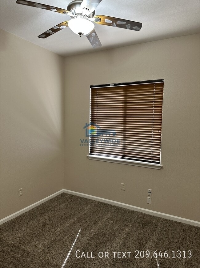 Building Photo - 2555 Crestmore Cir