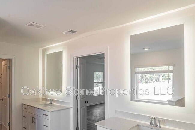 Building Photo - 3362 Skyland Dr