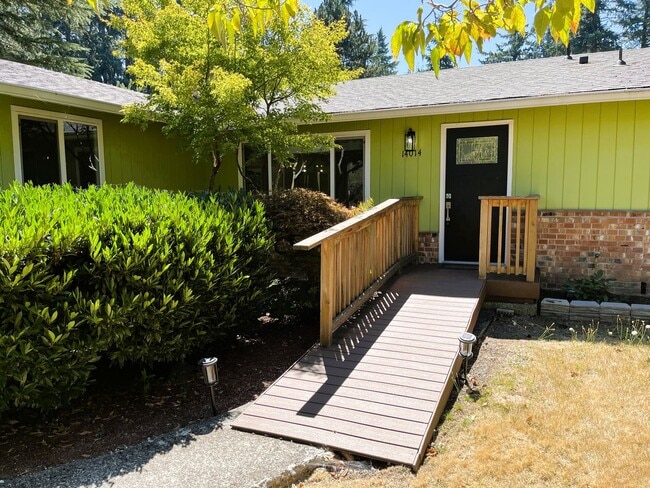 Building Photo - HALF OFF OF FIRST MONTH'S RENT! Beautifull...