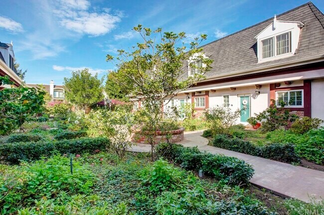 Interior Courtyard - 8130 Redlands St