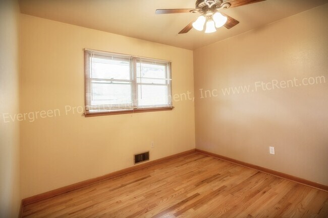 Building Photo - 1004/1006 Cragmore Dr.