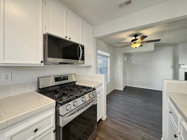 Building Photo - Stylish 2BD/2BA Condo in Mira Mesa's Summit Ridge Community with Private Patio & Pool Access
