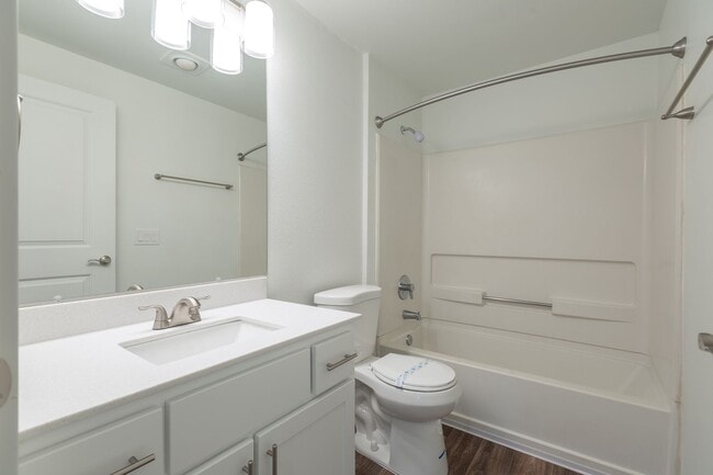 Building Photo - Bottom Floor One Bedroom! Washer and Dryer Hookups! $1000 Your First Full Month!