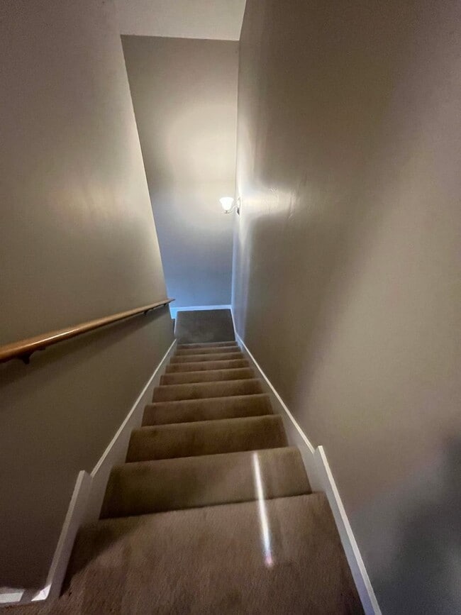 Building Photo - 3 bed 2.5 Bath Condo with 2 car garage