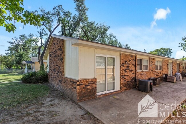 Building Photo - 1119 S Fern St