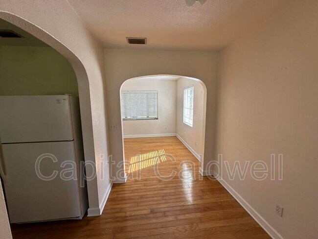Building Photo - 18 N Meteor Ave