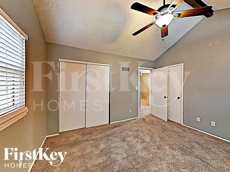 Building Photo - 5906 NW Walnut Creek Dr