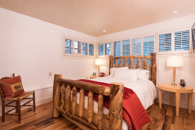 Building Photo - 437 W Smuggler St