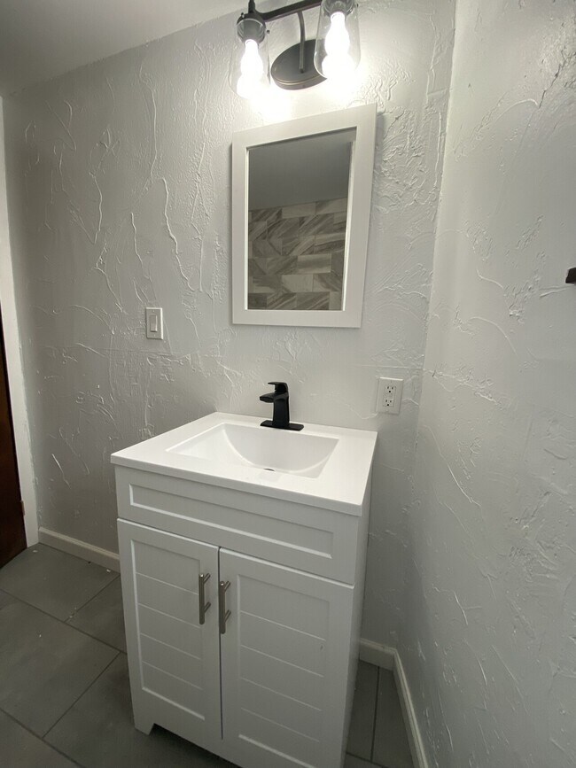 Building Photo - Glenmore - 2905 - (Units 1 - 8)