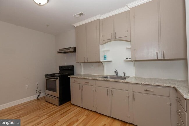 Building Photo - 212 W Burke St