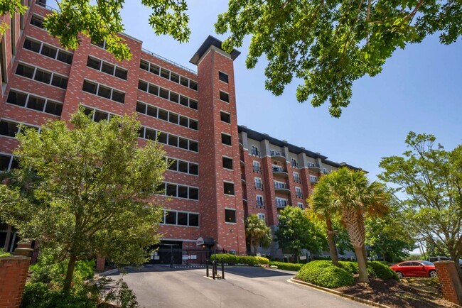 Building Photo - 1 Bed, 1 Bath at Carolina Walk - Steps fro...