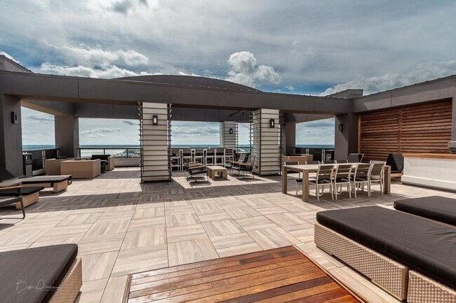 Building Photo - 717 Riverside Dr