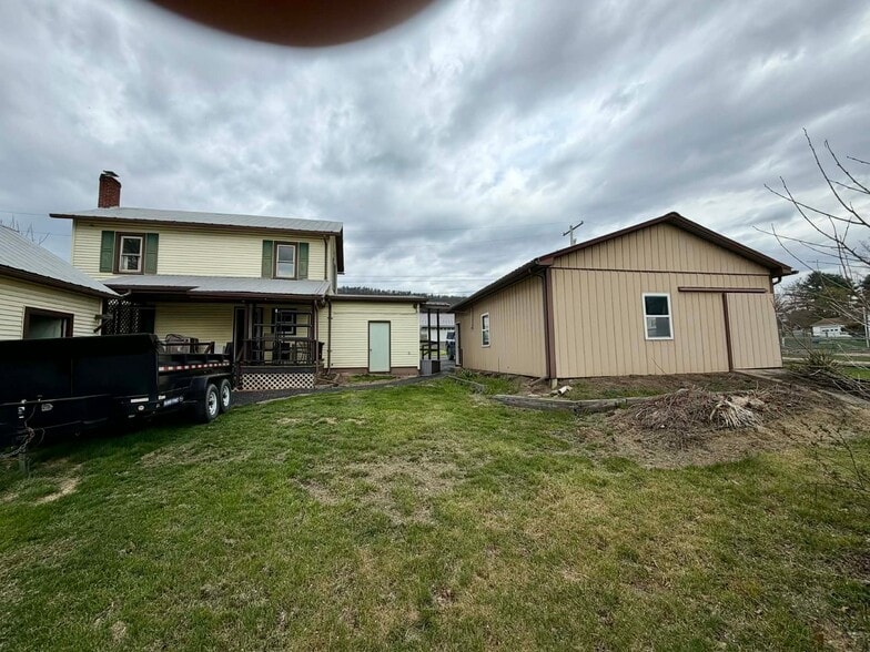 Building Photo - 327 W Plum St