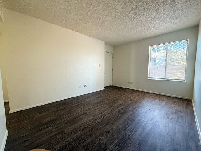Building Photo - Bright and beautifully updated 2-bedroom h...