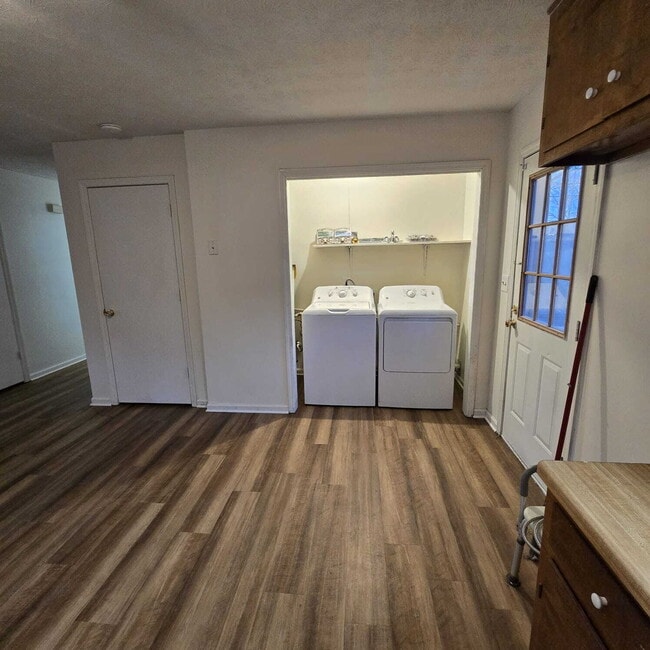 Building Photo - Freshly Renovated 3 Bedroom with 1 and 1/2 Bath Duplex.