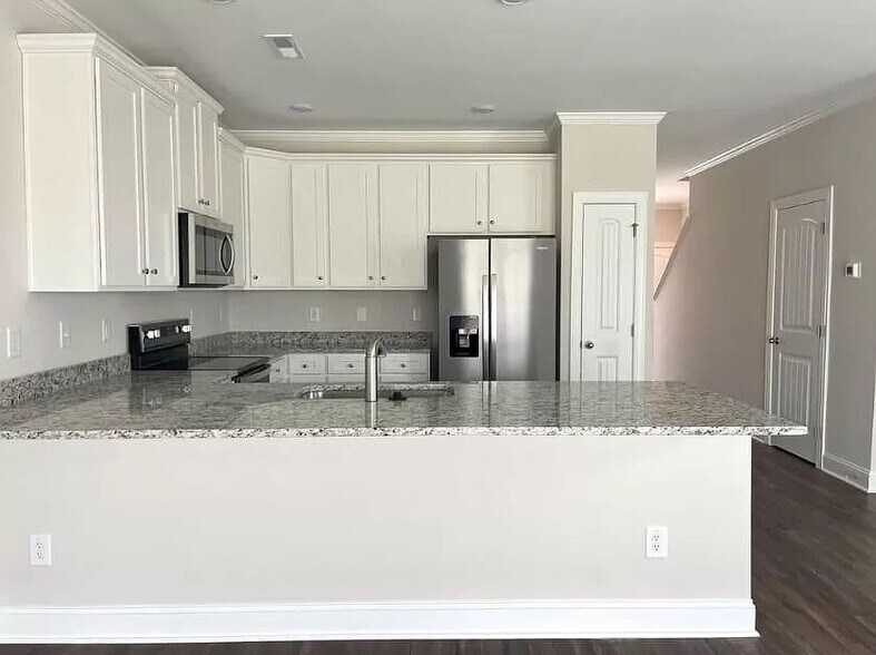 Building Photo - Room in Townhome on Thalweg Dr