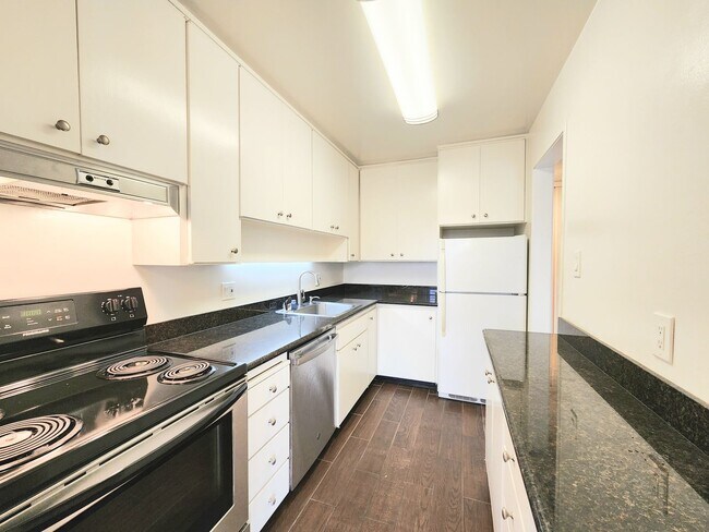Building Photo - Top floor Woodlake condo, corner location