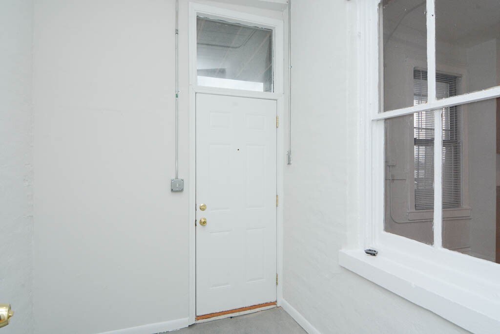 Building Photo - 1009 N Sacramento Ave