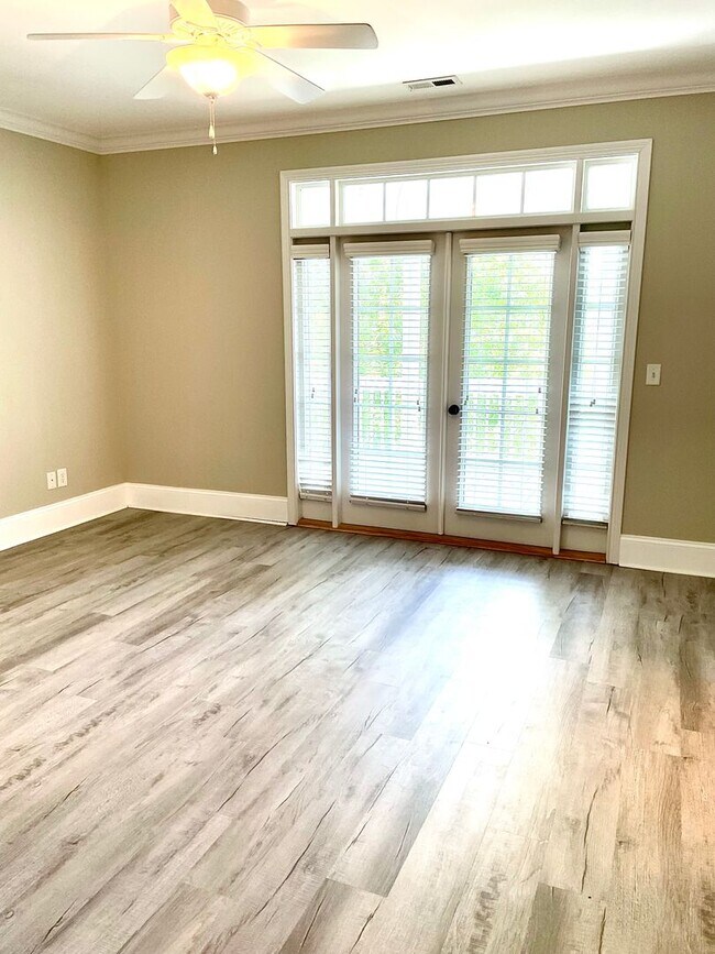 Building Photo - Lakeside Living in Loudon