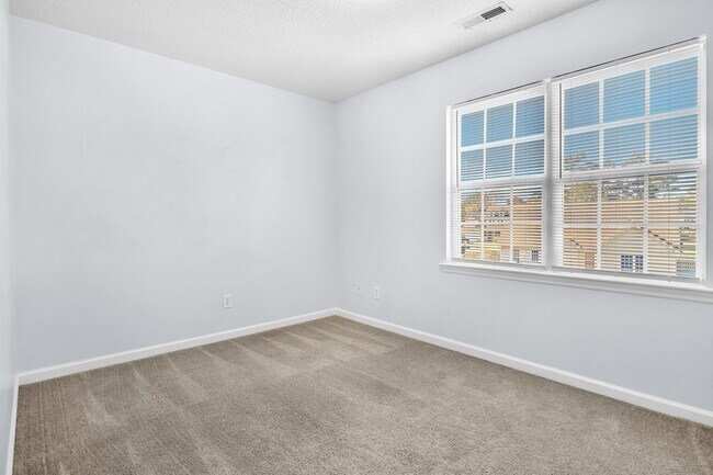 Building Photo - 2 Bed 2.5 Bath Townhome