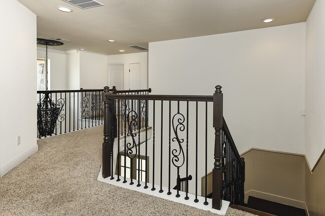 Building Photo - 27 Tioga Pl