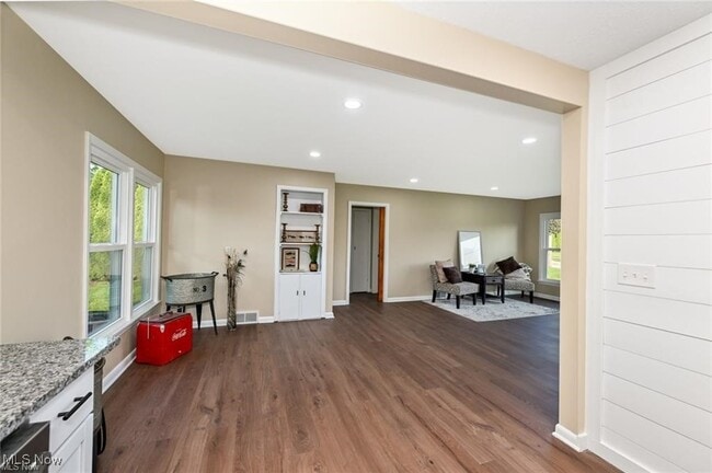 Building Photo - 357 E Paige Ave