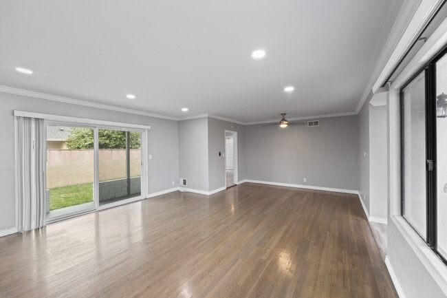 Building Photo - 13921 Daphne Ave