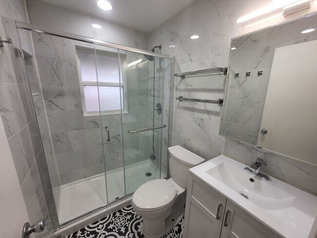Building Photo - Remodeled 2 bedroom, 1 bathroom house in Capitol View neighborhood Edmond, OK with washer and dry...
