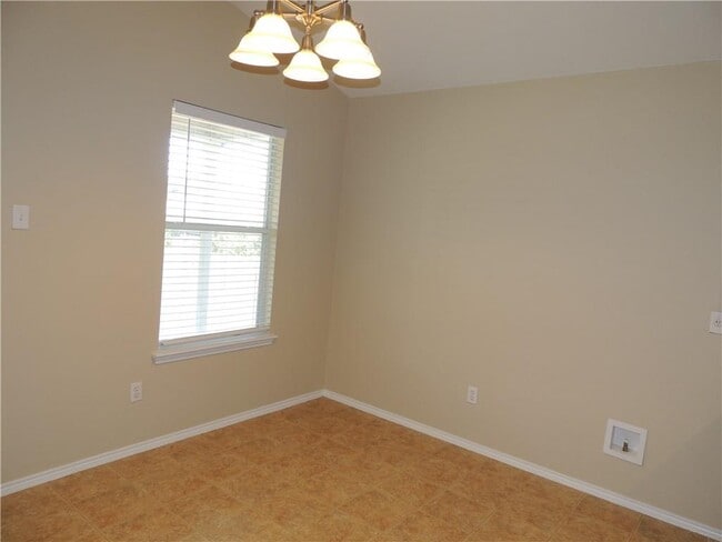 Building Photo - 315 Feathergrass Dr