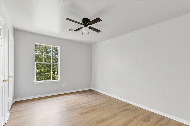 Building Photo - 10445 Wicklowe St