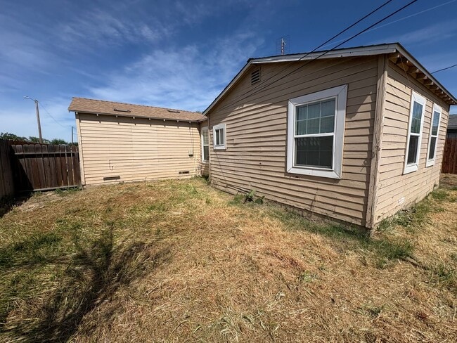 Building Photo - Cozy Hanford Home Available Now!