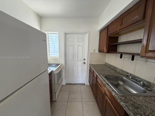 Building Photo - 8321 Crespi Blvd