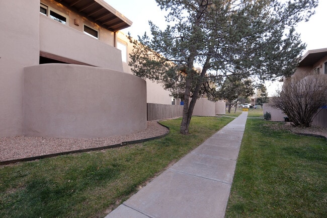 Building Photo - Gorgeous Ground Level Condo in desirable c...