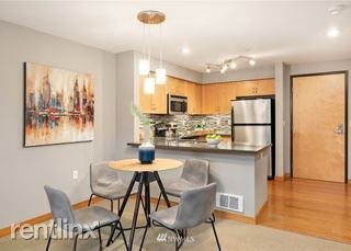 Building Photo - 827 Hiawatha Pl S