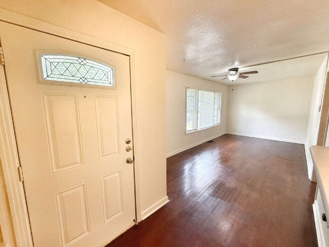 Building Photo - Unbeatable Location – Walk to the Comal Ri...