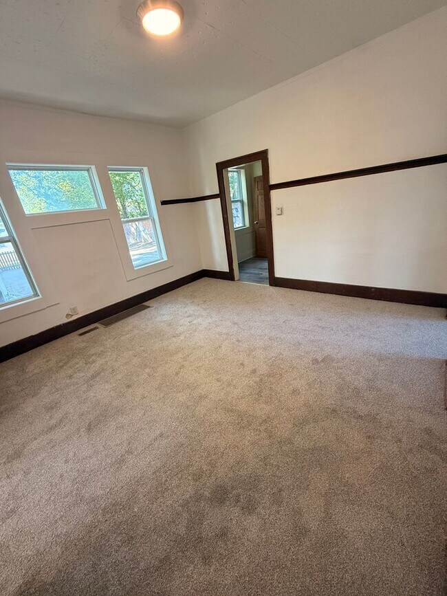 Building Photo - 2 bed 1 bath House for rent!