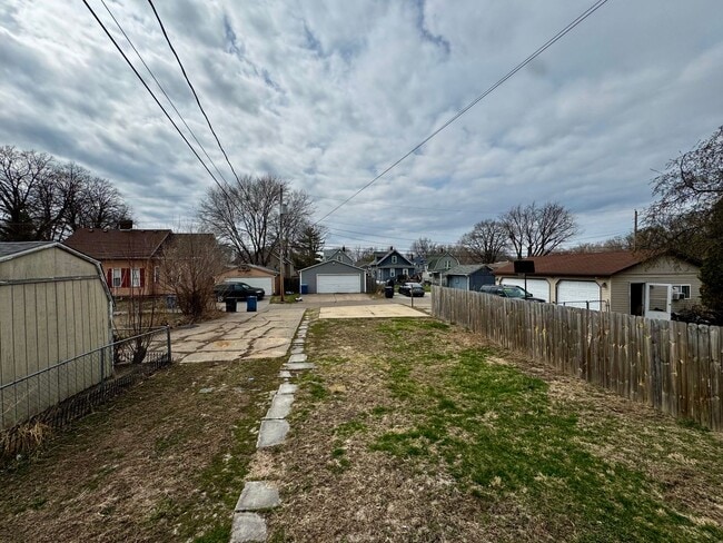 Building Photo - 5 Bed + Bonus Room House | Across from Park | 3 Stories | $1,450