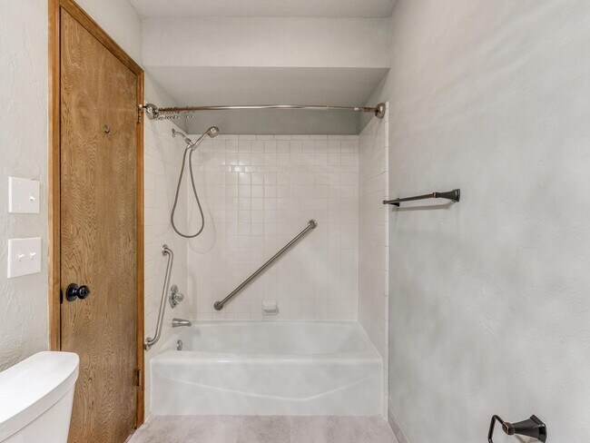 Building Photo - Beautiful 3bed/2bath Townhome Available in...