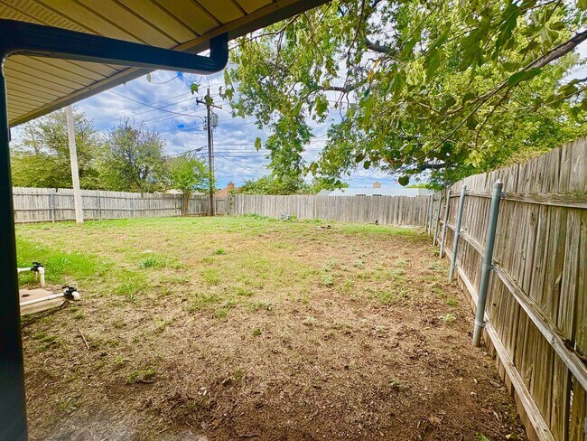 Building Photo - Spacious 4 Bedroom, 2 Bathroom Home with L...