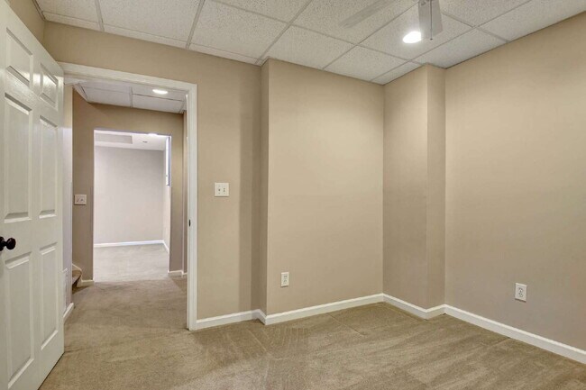 Building Photo - 49 Montrose Ln