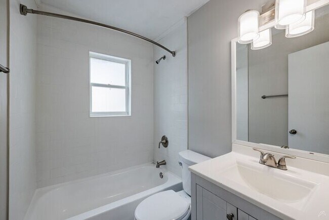 Building Photo - Premium 2 Bedroom Apartment in Atlanta's Upper Westside | First-Floor Home | Reduced Rent + First...